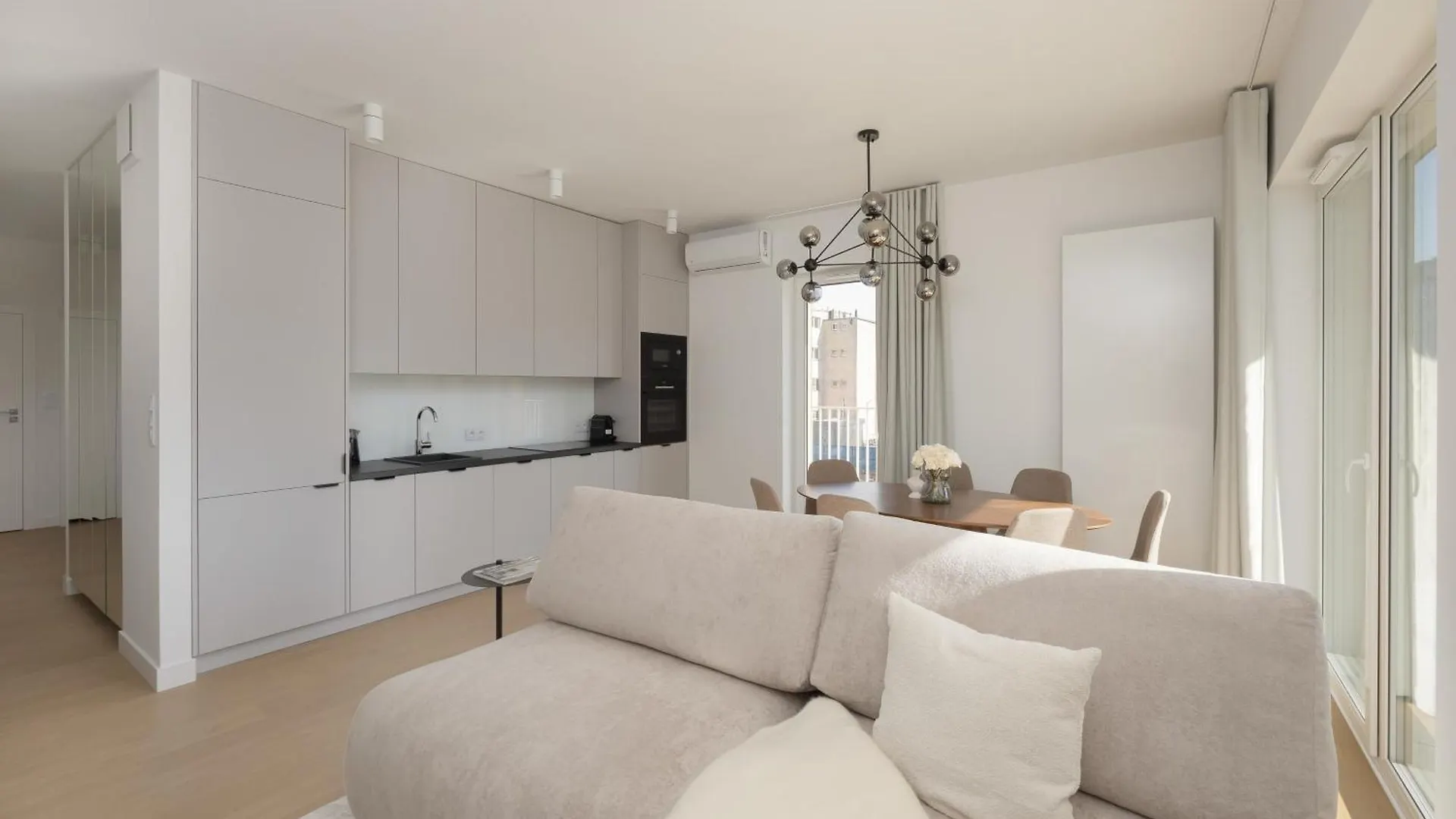 Exceptional Apartments For 6 People By Renters Prestige Varsó 0*,  Lengyelország